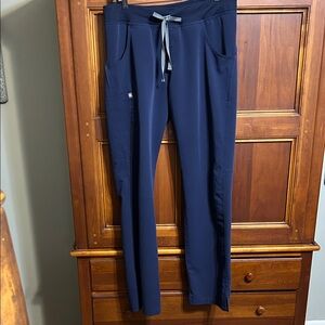 Figs Kade Cargo womans scrub pants. Size M/T
